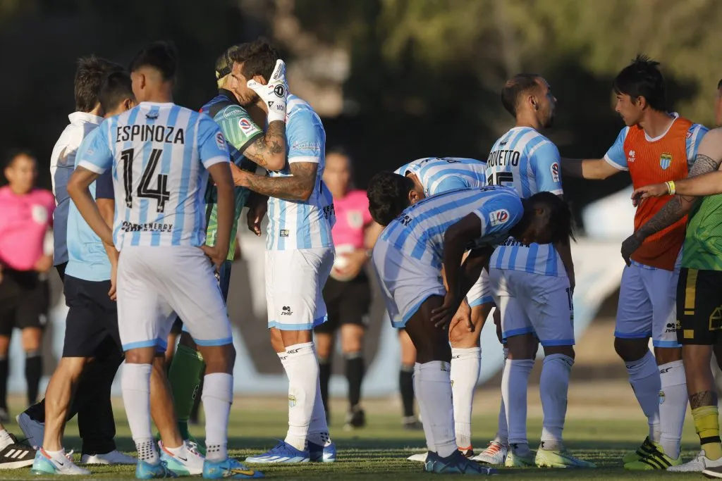 El lamento de Joaquín Larrivey y los jugadores de Magallanes tras haberse consumado el descenso a Primera B. (Foto: Felipe Zanca/Photosport)