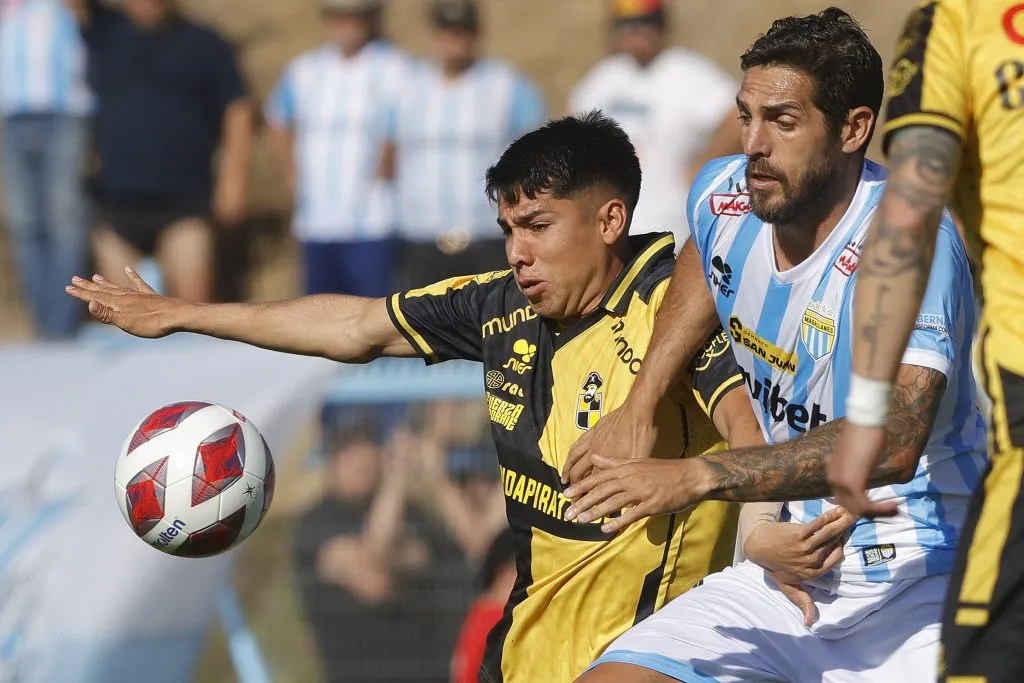 Joaquín Larrivey no pudo salvar a Magallanes del descenso a Primera B. (Foto: Felipe Zanca/Photosport)