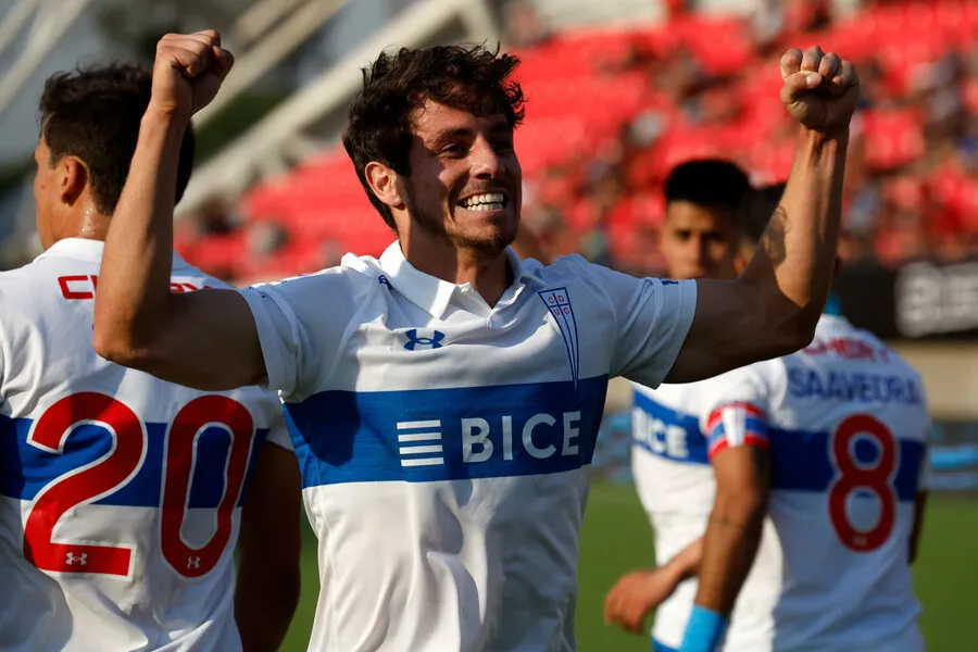 Montes anotó en el triunfo de la UC | Foto: Photosport