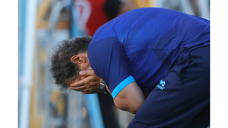 El entrenador Mario Salas sufre en el último partido de Magallanes. (Foto: Felipe Zanca/Photosport)