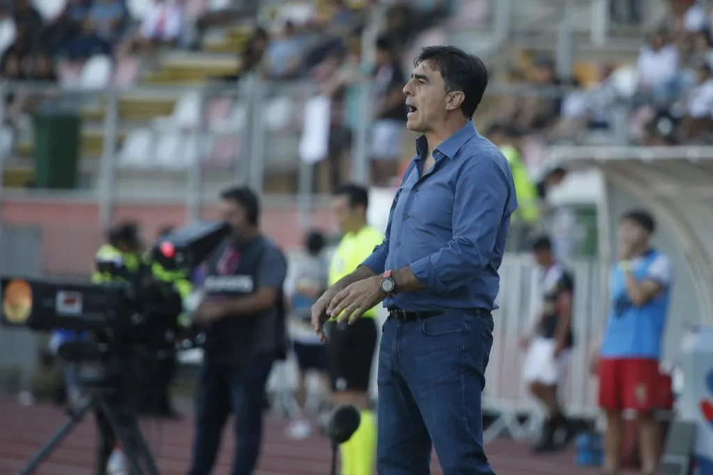 El entrenador Gustavo Quinteros es uno de los apuntados en el interior de Blanco y Negro por la decepcionante campaña de Colo Colo. (Foto: José Robles/Photosport)
