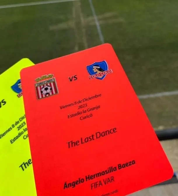 Las tarjetas personalizadas de Ángelo Hermosilla para su último partido.