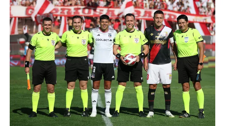 Ángelo Hermosilla (con el balón) se retira del fútbol profesional (Foto: Colo Colo)