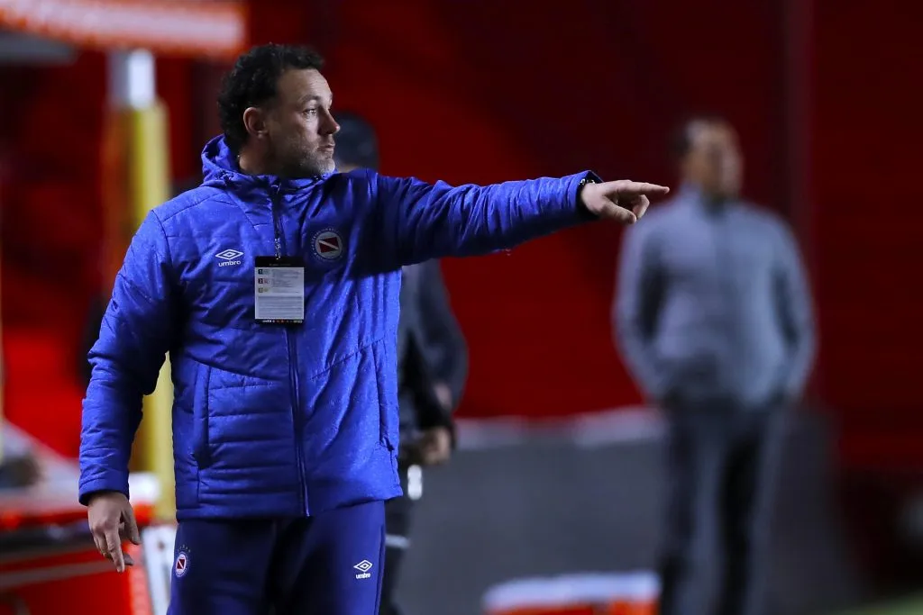 Milito es uno de los DTs más cotizados de Sudamérica | FOTO: Juan Ignacio Roncoroni-Pool/Getty Images