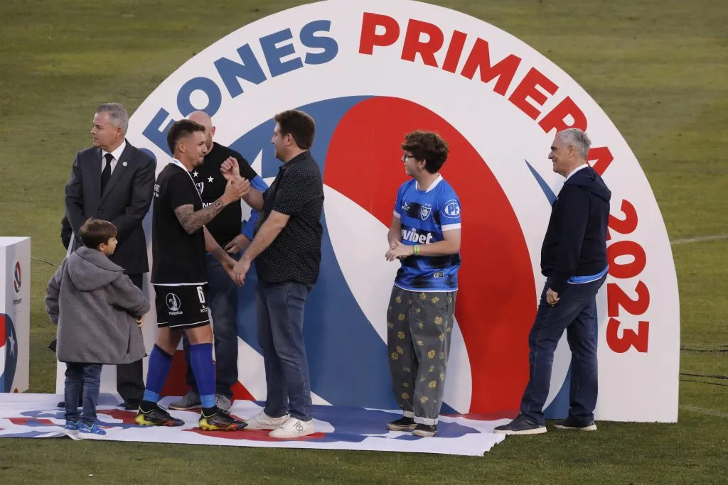 Victoriano Cerda -al centro- festeja el título con Huachipato y niega su lazo con la U (Photosport)