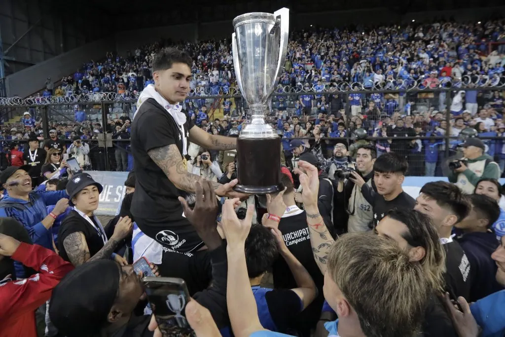 Sin sponsor ni las cintas distintivas, así fue la copa que le entregaron a Huachipato (Foto: Photosport)