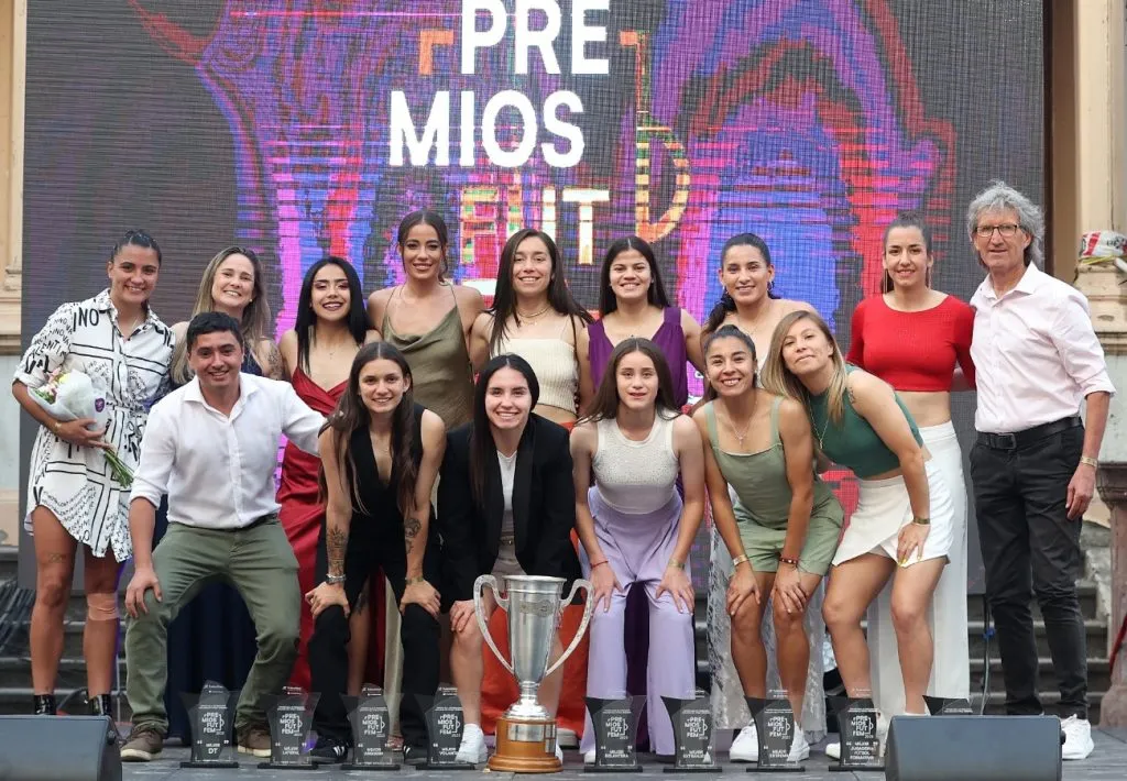 Las jugadoras de Colo Colo Femenino tras la ceremonia de los Premios FutFem 2023. (Foto: Colo Colo)