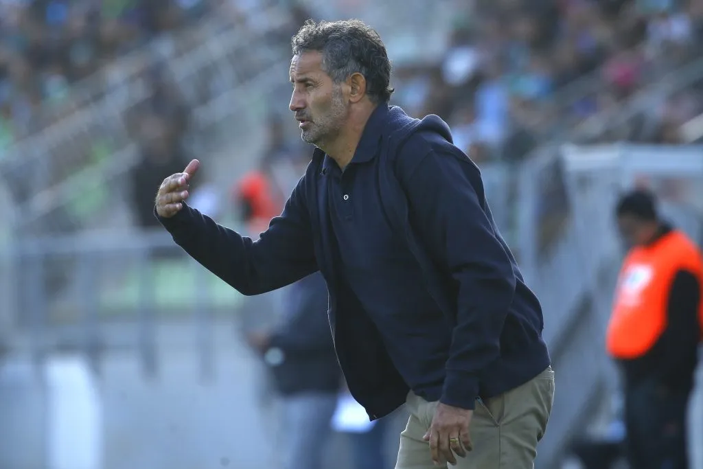 Miguel Ponce dirigirá el partido más importante de la temporada en Deportes Iquique. Los Dragones Celestes se juegan el ascenso a la Primera División ante Santiago Wanderers este domingo a las 19:00 en el estadio Tierra de Campeones (Foto: Photosport)