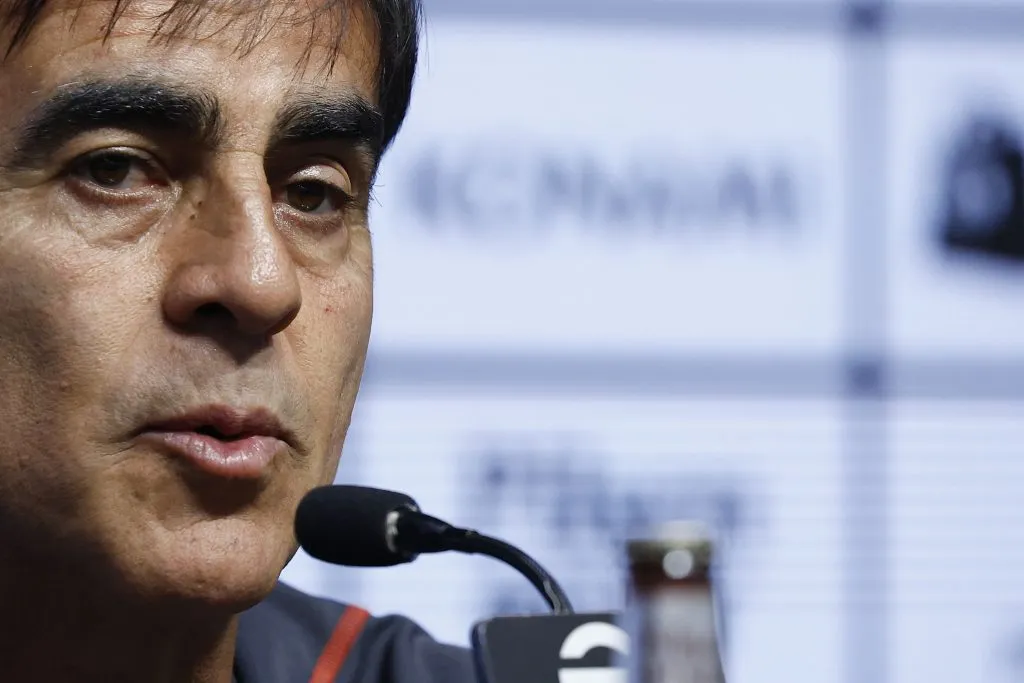 Gustavo Quinteros finaliza contrato en diciembre de 2023. Para Cristián Caamaño el ciclo del entrenador en los Albos no está agotado (Foto: Photosport)