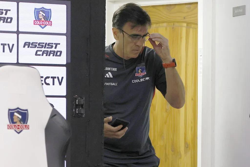 Gustavo Quinteros ingresando a la sala de prensa del Estadio Monumental de Colo Colo. (Foto: Dragomir Yankovic/Photosport)