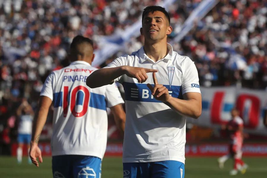 Aravena quiere ser el hombre gol de la UC | Foto: Photosport