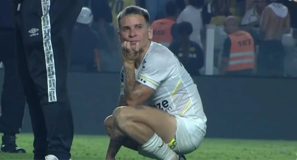 Soteldo es pura tristeza tras el descenso del Santos | Foto: Captura