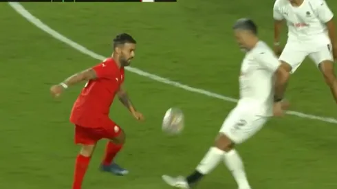 Jorge Valdivia hizo de las suyas en el partido de las leyendas Conmebol y Concacaf. (Foto: Captura)