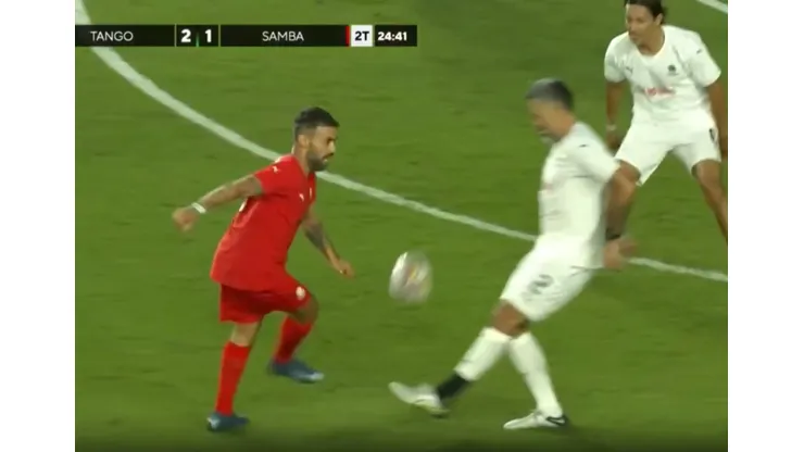 Jorge Valdivia hizo de las suyas en el partido de las leyendas Conmebol y Concacaf. (Foto: Captura)