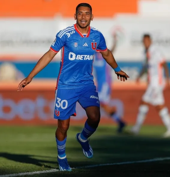 El Chorri Palacios celebrando su gol (Prensa Universidad de Chile)