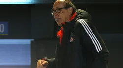 Alfredo Stohwing vivió un incómodo momento tras la derrota de Colo Colo ante Unión Española. (Foto: Sebastián Cisternas/Photosport)