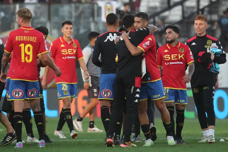 Unión Española, tras diez duelos sin ganar, fue al Monumental y derrotó a Colo Colo (Photosport)