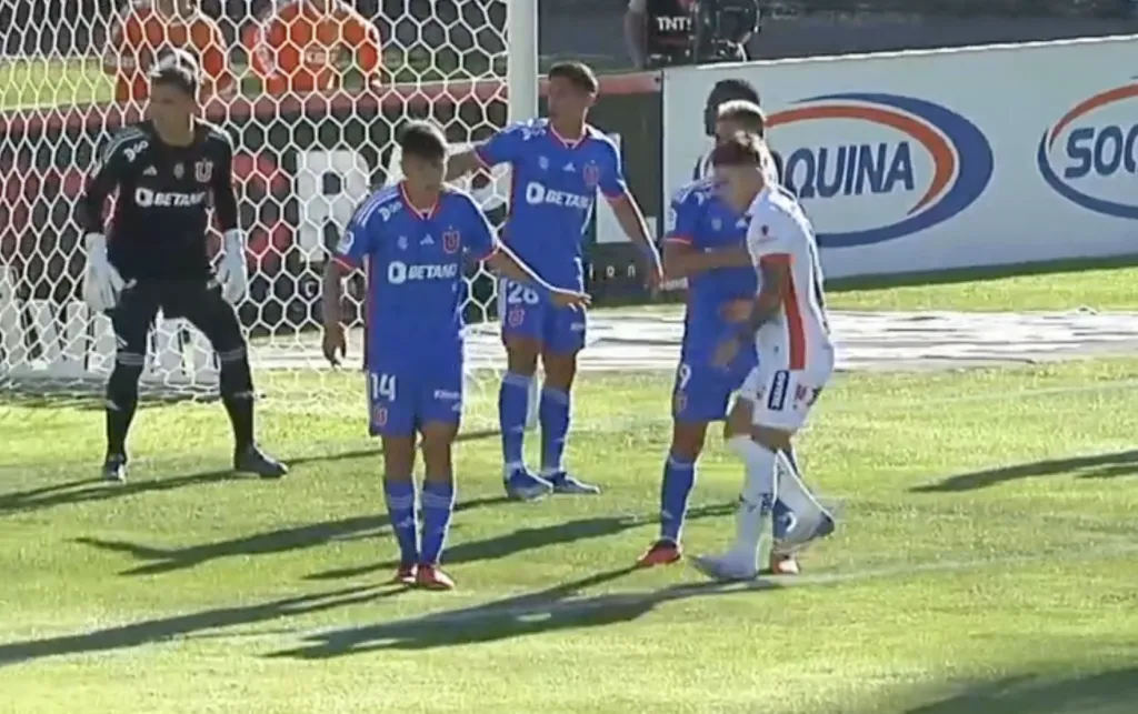 Franco García -der- le propinó un pisotón a Fernández y eso le hizo perder el norte a Pellegrino (TNT Sports)