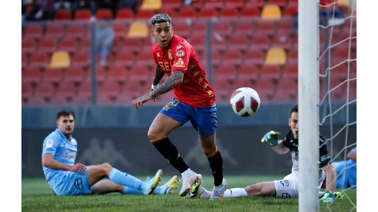 El delantero charrúa prometió amargarle la fiesta a Colo Colo este domingo