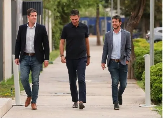 Pellegrino, junto a Michael Clark y Manuel Mayo en el día de su presentación (Archivo)