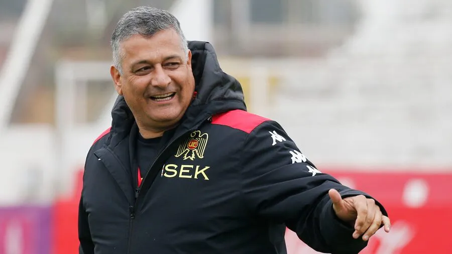 Ronald Fuentes dejó de ser el entrenador de Unión Española. (Foto: Photosports)