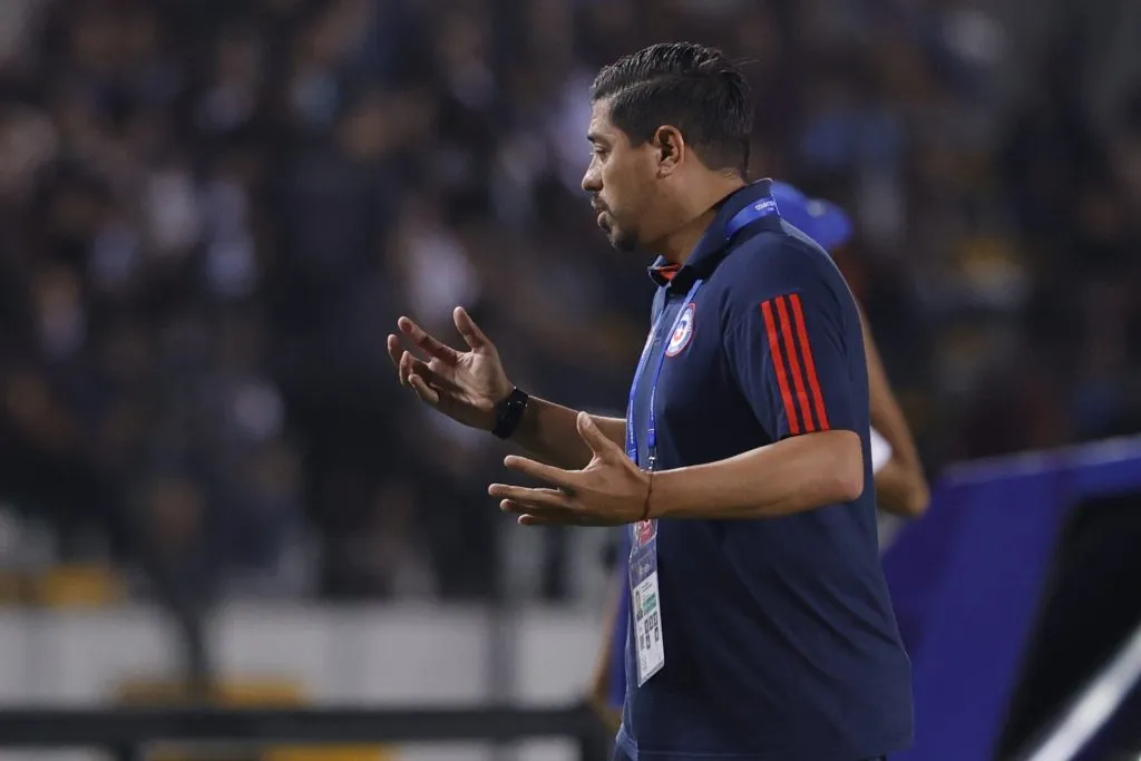 Nicolás Córdova manifestó sus quejas con el terreno de juego (Foto: Photosport)