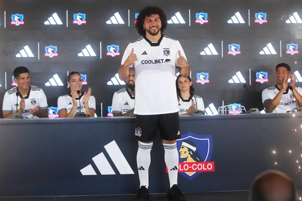 Maximiliano Falcón en la presentación de la nueva camiseta de Colo Colo. (Foto: Jonnathan Oyarzún/Photosport)