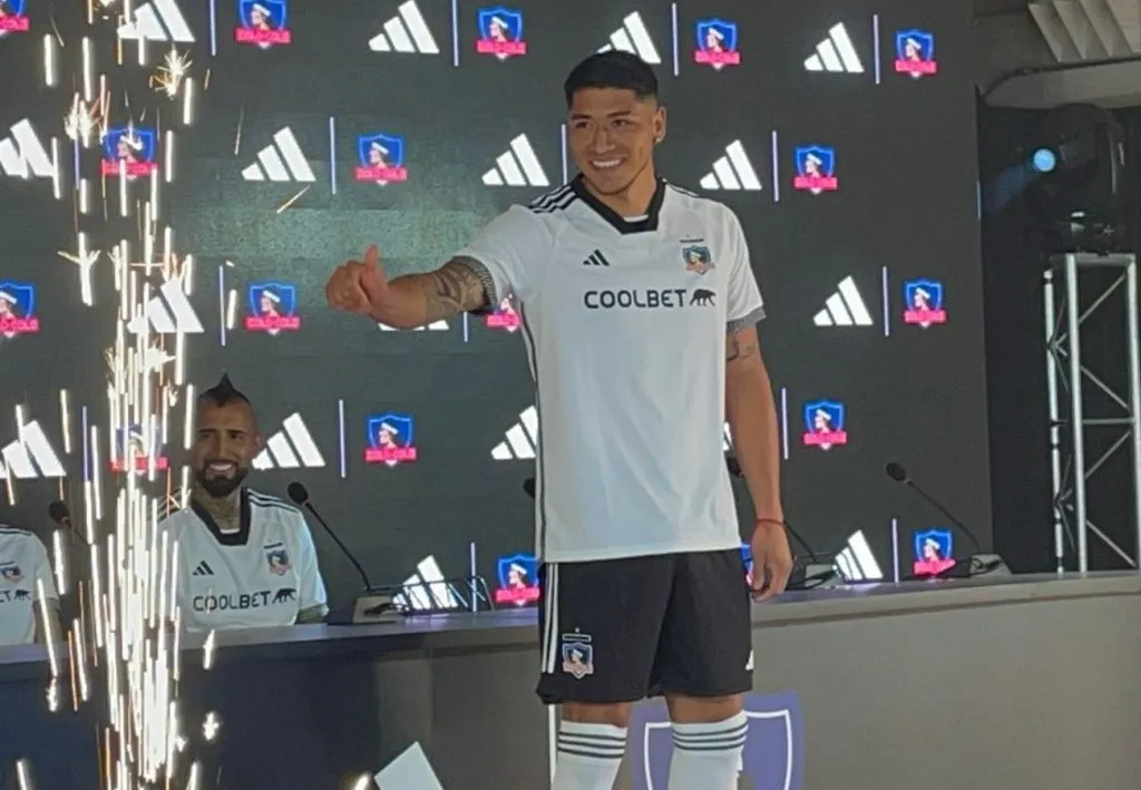 Brayan Cortés en la presentación de la nueva camiseta de Colo Colo. (Foto: Bolavip)