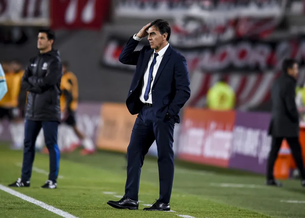 Gustavo Quinteros se concentra en la visita de Vélez ante River Plate el domingo a las 19:15 en el estadio Monumental por la tercera fecha de la Copa de La Liga Profesional (Foto de Marcelo Endelli/Getty Images)