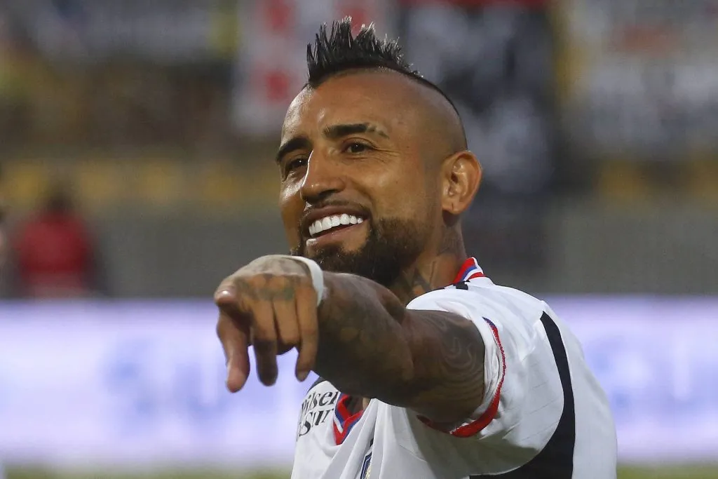 Arturo Vidal con la camiseta de Colo Colo