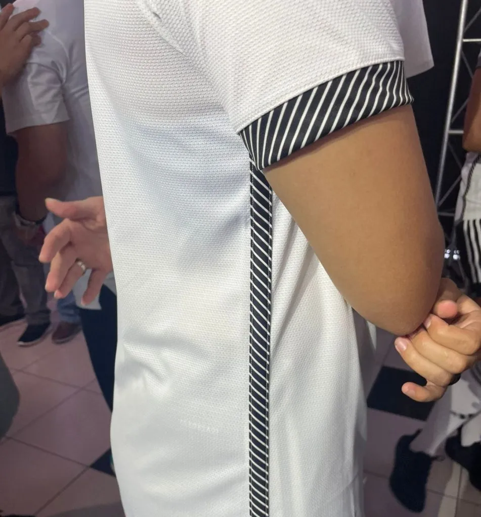 Los detalles de la camiseta de Colo Colo en las mangas.