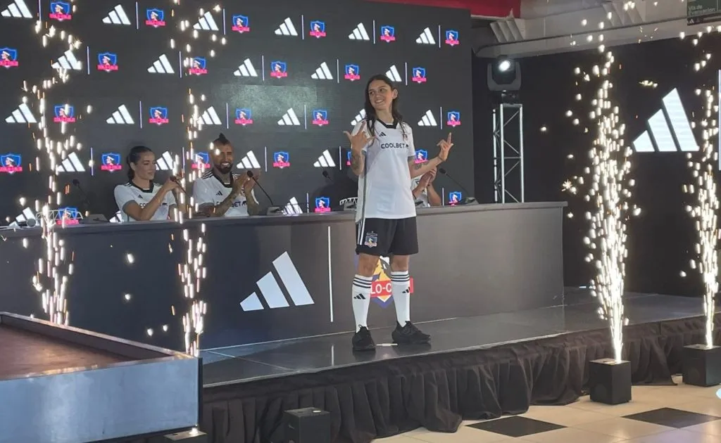 Isidora Olave fue parte de la presentación de la nueva camiseta de Colo Colo.