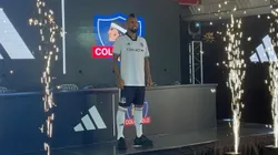Arturo Vidal luce la camiseta 2024 de Colo Colo.
