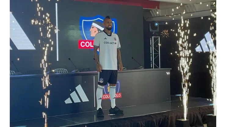 Arturo Vidal luce la camiseta 2024 de Colo Colo.
