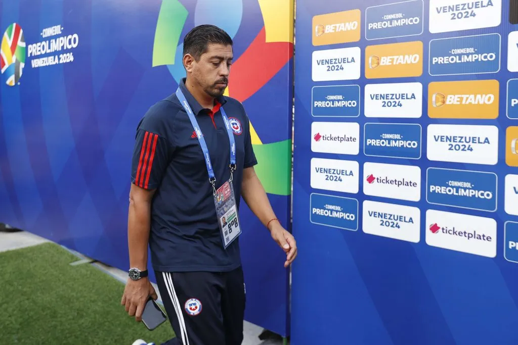 Nicolás Córdova critica a la cancha y al estado físico tras el bochorno con La Roja (Comunicaciones FFCH)