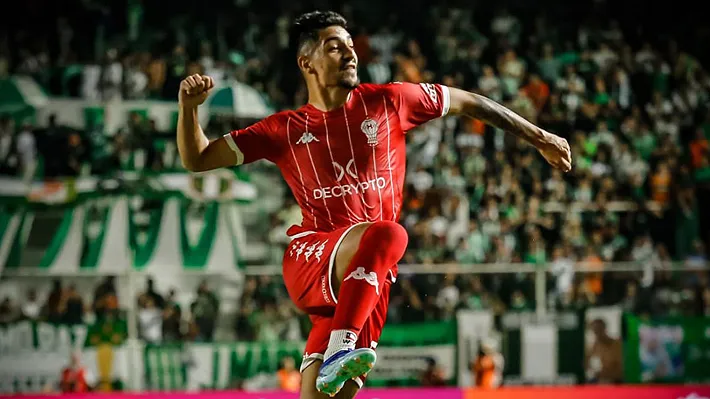 Alarcón sigue dando que hablar en su paso por el fútbol argentino | FOTO: Huracán