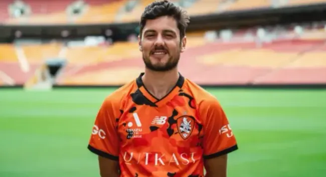 Rojas vistiendo la camiseta de su nuevo club | FOTO: Brisbane Roar FC
