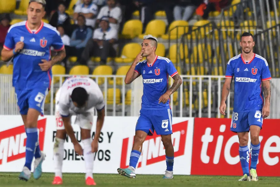 Leandro Fernández se alza como una de las figuras de Universidad de Chile. | Foto: Photosport