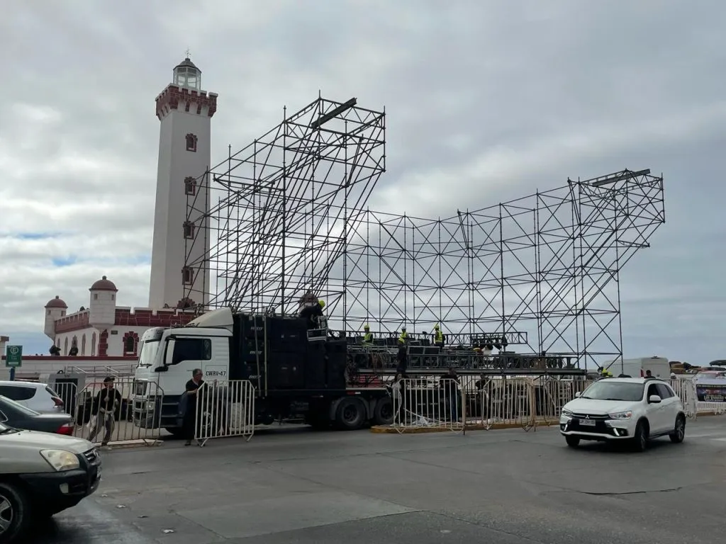 Imágenes del escenario que se estuvo montando durante las últimas horas en el Faro de La Serena (Bolavip y ADN)