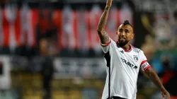 Arturo Vidal se la juega para retener a una figura de Colo Colo. (Foto: Photosport)
