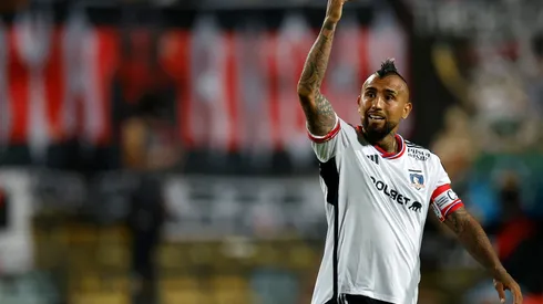 Arturo Vidal se la juega para retener a una figura de Colo Colo. (Foto: Photosport)