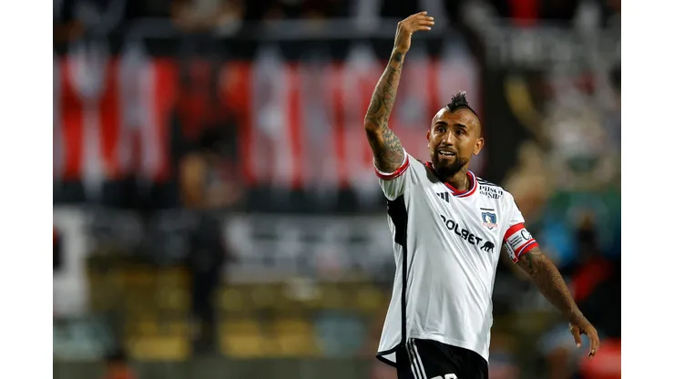 Arturo Vidal se la juega para retener a una figura de Colo Colo. (Foto: Photosport)