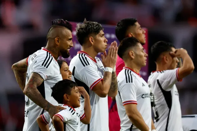 Arturo Vidal aconseja a Carlos Palacios para quedarse en Colo Colo. (Foto: Photosport)