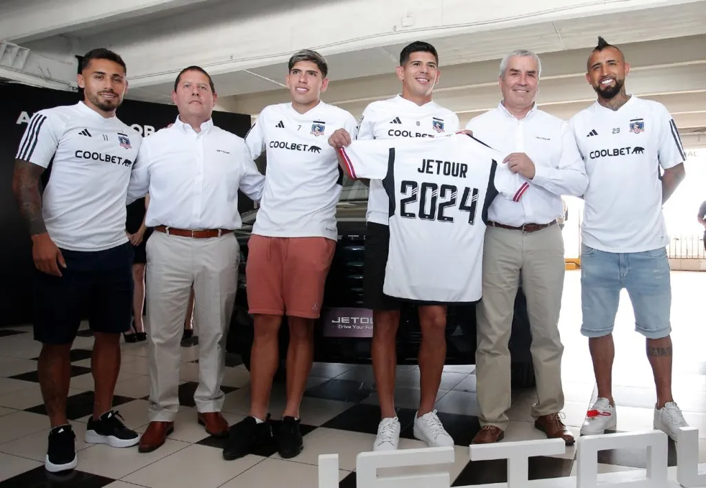 Marcos Bolados, Carlos Palacios, Esteban Pavez y Arturo Vidal en la bienvenida de Jetour a Colo Colo. (Foto: Colo Colo)