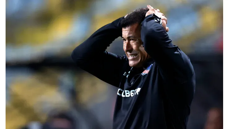 Almirón mira de reojo el tema de los refuerzos en Colo Colo.
