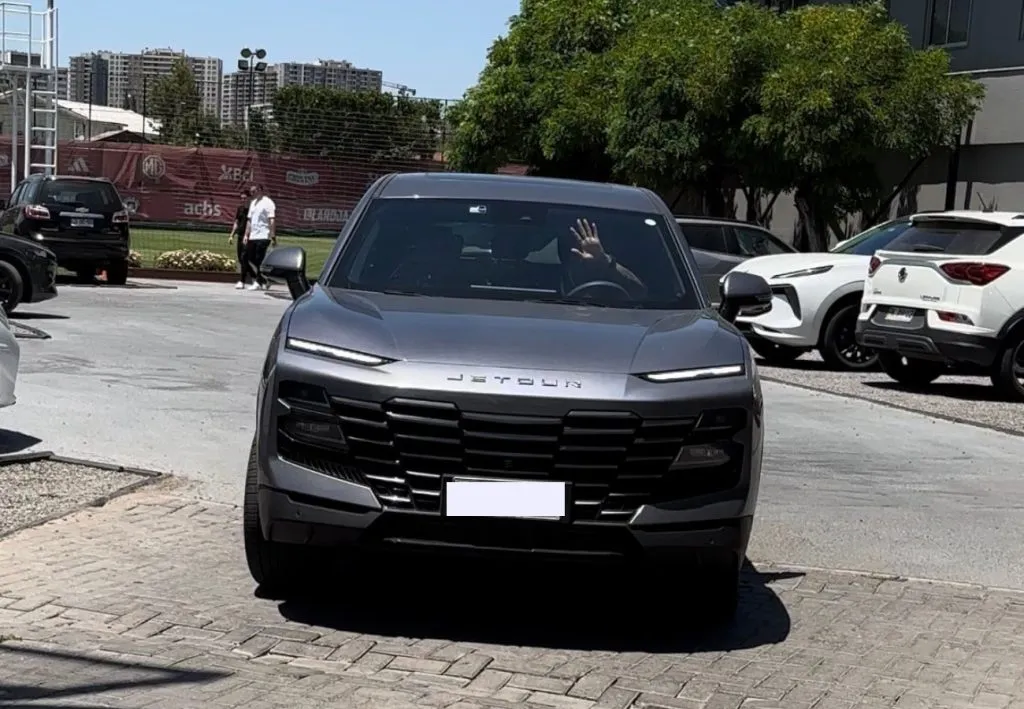 Arturo Vidal condiciendo su automóvil Jetour a la salida del Complejo Deportivo Juan Pinto Durán de la Federación de Fútbol de Chile. (Foto: Cristián Ávila Soto / Radio ADN)