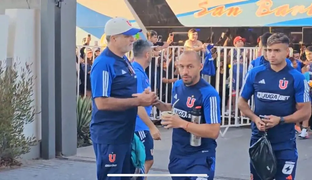 Tras llegar del entrenamiento, los azules cenaron y tuvieron una breve celebración cumpleañera (Captura ADN)