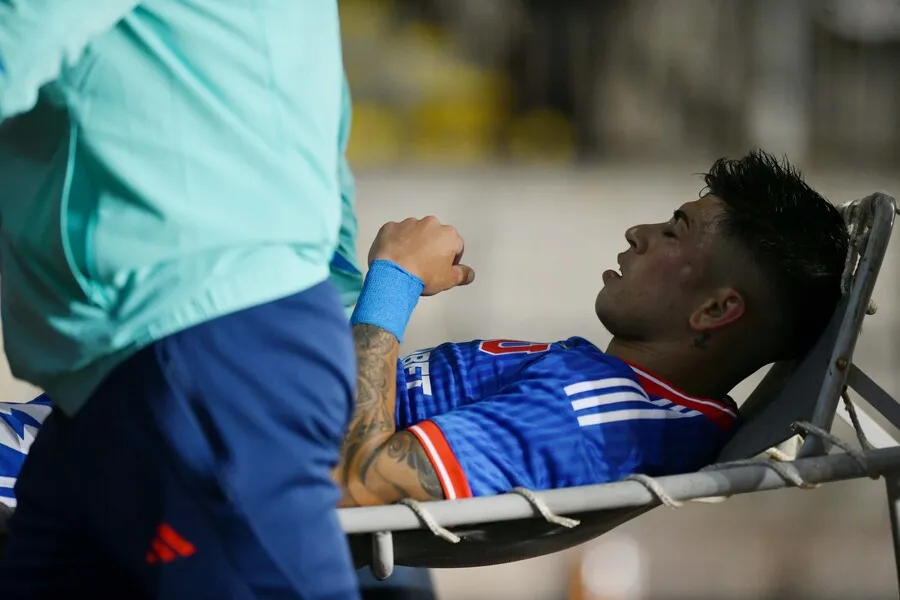 En camilla tuvo que abandonar el futbolista (Photosport)