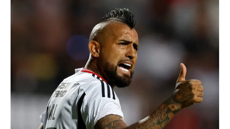 Fouillioux aplaude una acción de Arturo Vidal en Colo Colo.