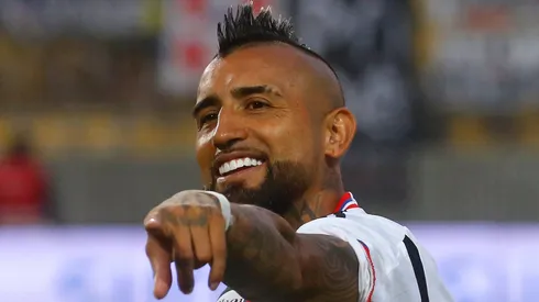 Después de varias semanas de negociaciones, Vidal pudo ponerse la camiseta de Colo Colo.